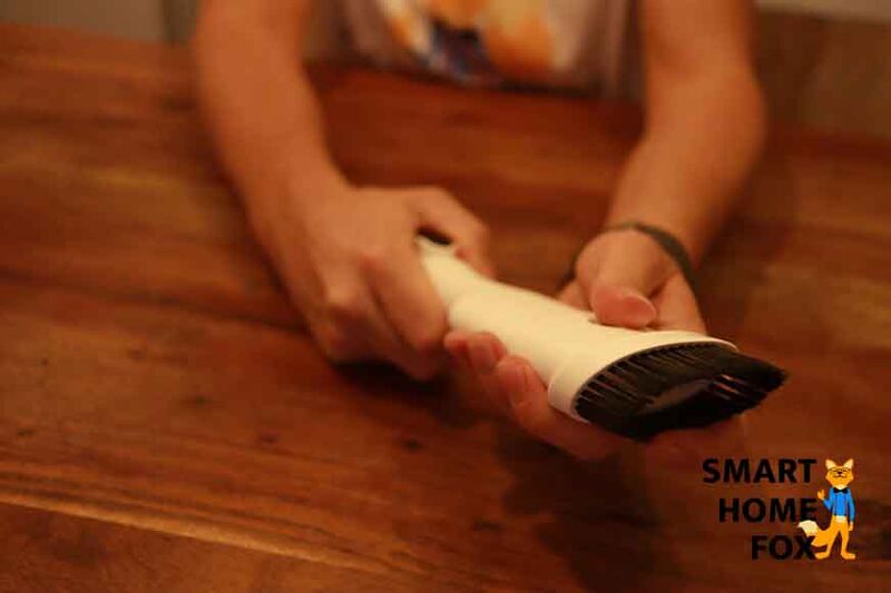 Man sieht die ausgezogene Kombidüse des Tineco Floor One S5 Combo Handsaugers.